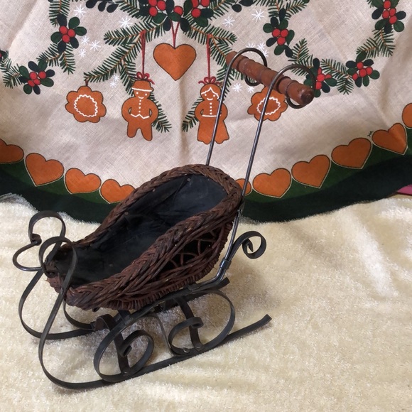 VINTAGE VICTORIAN  DOLL SLEIGH -WICKER/RATTAN, METAL, FABRIC 12”x12” - Picture 3 of 10
